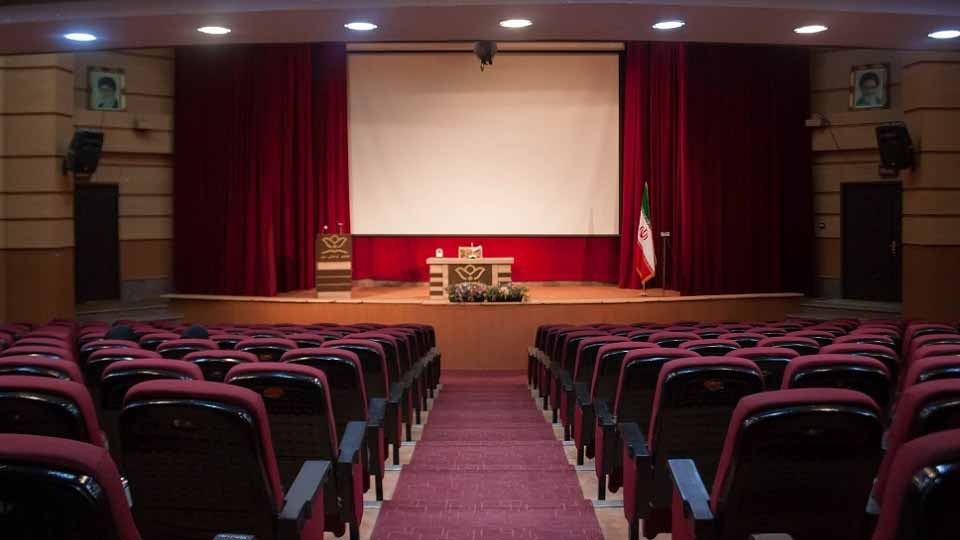 سالن آمفی تئاتر با ظرفیت 230 نفر